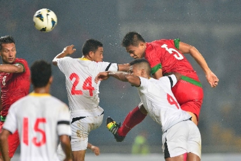 Pemain timnas Indonesia berebut bola dengan pemain Timor Leste di Stadion Gelora Bung Karno, Jakarta, Selasa (11/11).