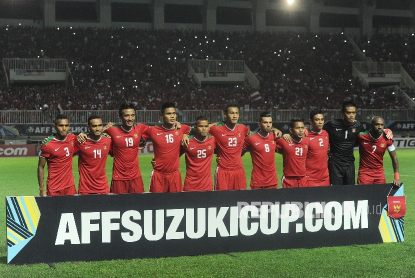 Pemain timnas Indonesia berfoto bersama sebelum laga final piala AFF 2016 di stadion Pakansari, Cibinong, Bogor, Rabu (15/12).