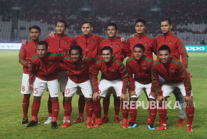 Pemain Timnas Indonesia berfoto bersama sebelum menghadapi Islandia dalam pertandingan persahabatan di Stadion Utama Gelora Bung Karno, Jakarta, Ahad (14/1). 