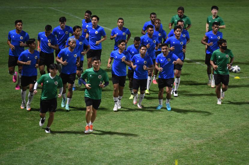 Pemain timnas Indonesia berlatih di Lapangan B, Senayan, Jakarta, (ilustrasi). Timnas Indonesia yang saat ini berlatih di Turki berisi 23 pemain dan akan bertambah menjadi 30 pemain untuk Piala AFF 2020.