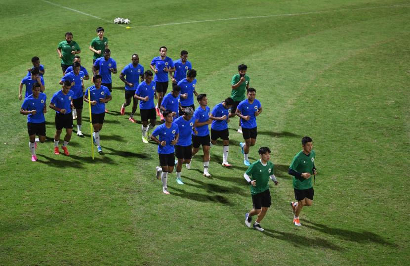Pemain timnas Indonesia berlatih di Lapangan B, Senayan, Jakarta, Selasa (9/11/2021). Timnas Indonesia melaksanakan pemusatan latihan di Turki sebagai persiapan menghadapi piala AFF 2020 pada 5 Desember 2021 - 1 Januari 2022. 