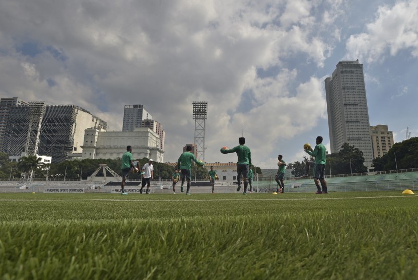 Pemain timnas Indonesia berlatih di stadion Rizal Memorial, Manila, Filipina, Rabu (23/11). Indonesia akan bertanding melawan Singapura besok sore.