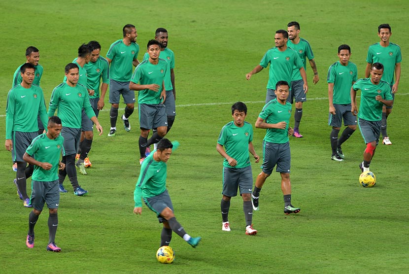 Pemain timnas Indonesia berlatih ketika uji coba lapangan di Rajamangala National Stadium, Bangkok, Thailand (16/12).