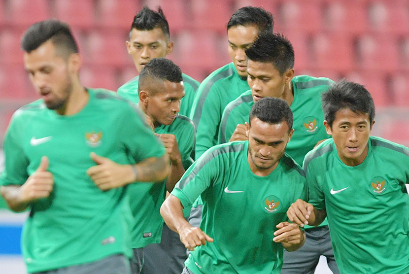 Pemain timnas Indonesia berlatih ketika uji coba lapangan di Rajamangala National Stadium, Bangkok, Thailand (16/12). 