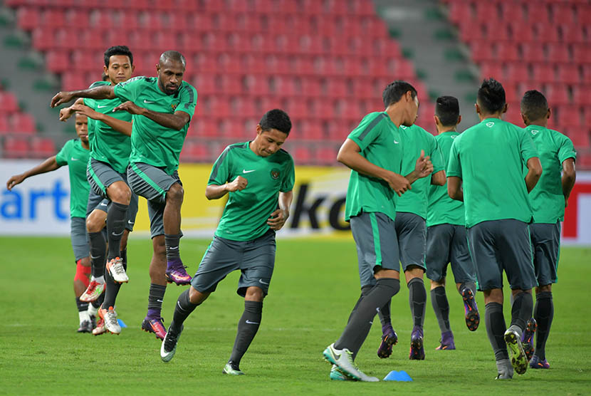 Pemain timnas Indonesia berlatih ketika uji coba lapangan di Rajamangala National Stadium, Bangkok, Thailand (16/12). 
