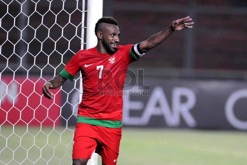  Pemain Timnas Indonesia Boaz Salosa melakukan selebrasi usai mencetak gol ke gawang Cina saat laga kualifikasi Piala Asia 2015 di Stadion Utama Gelora Bung Karno, Jakarta, Selasa (15/10).  (Republika/ Wihdan)