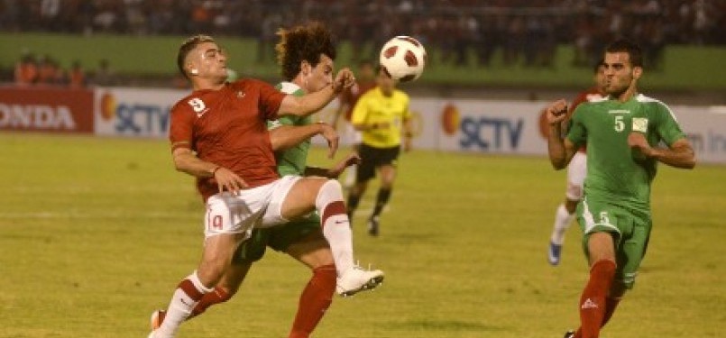 Pemain timnas Indonesia Cristian Gonzales (kiri) berebut bola dengan pemain Palestina Rafat K.M Ayad dan Haytham M.S. Theeb pada pertandingan persahabatan di Stadion Manahan, Solo, Jateng, Senin (22/8).