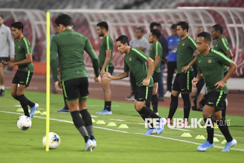 Pemain timnas Indonesia Evan Dimas (tengah) bersama rekan setimnya mengikuti sesi latihan resmi di Stadion Utama Gelora Bung Karno, Senayan, Jakarta, Rabu (4/9/2019). 