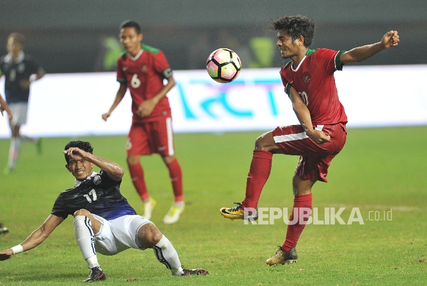 Pemain timnas Indonesia U-23 Ilham Udin Armaiyn mengontrol bola.
