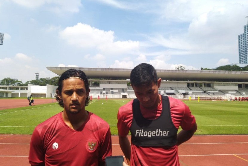 Pemain timnas Indonesia, Irfan Bachdim (kiri) dan Andy Setyo (kanan) saat latihan di Stadion Madya Gelora Bung Karno, Jakarta, Sabtu (15/2).