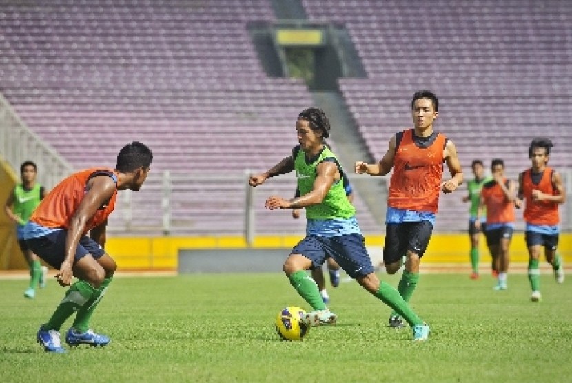 Pemain timnas Indonesia Irfan Bachdim (tengah).