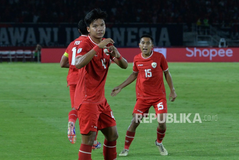 Pemain Timnas Indonesia Kadek Arel melakukan selebrasi seusai mencetak gol ke gawang Laos pada pertandingan grup B Piala AFF 2024 di Stadion Manahan, Solo, Kamis (12/12/2024).