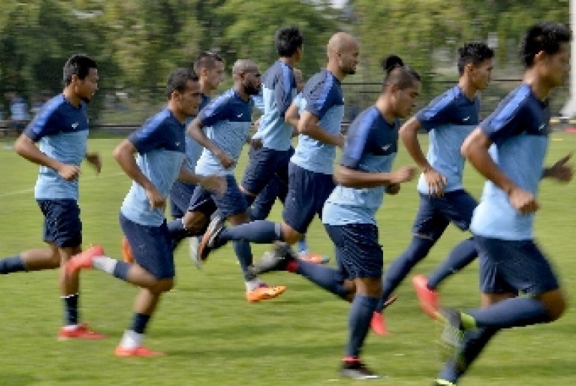 Pemain timnas Indonesia melakukan latihan di lapangan 1, komplek Stadion My Dinh, Hanoi, Ahad (23/11). 