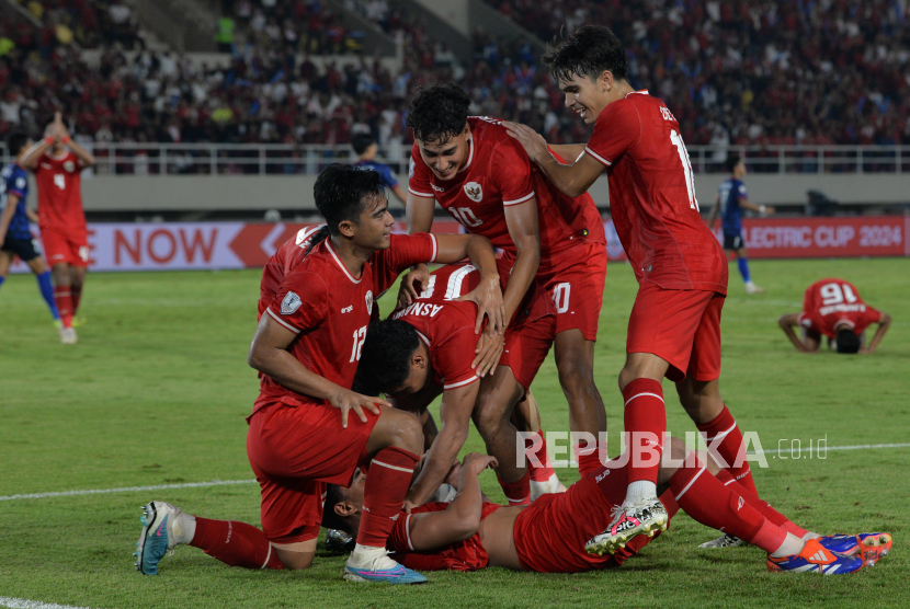 Pemain Timnas Indonesia melakukan selebrasi seusai mencetak gol ke gawang Laos pada pertandingan grup B Piala AFF 2024 di Stadion Manahan, Solo, Kamis (12/12/2024). Indonesia ditahan imbang Laos dengan skor 3-3.