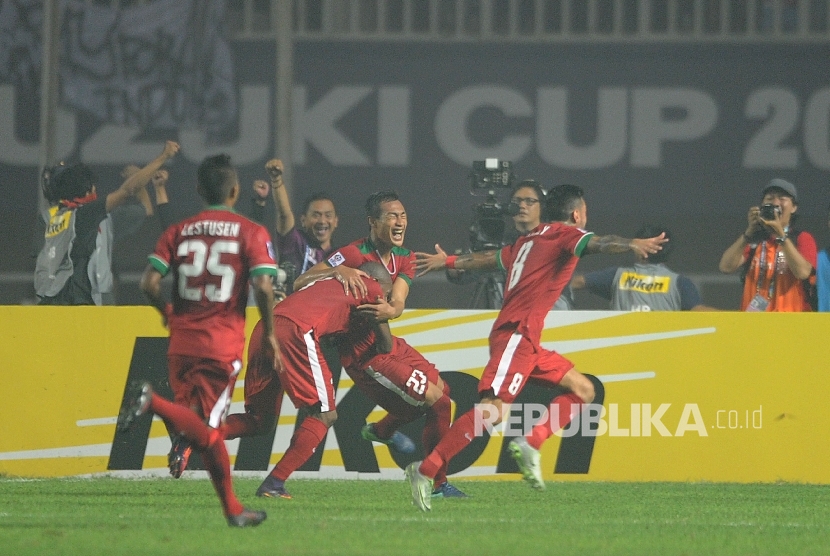   Pemain timnas Indonesia melakukan selebrasi seusai menjebol gawang timnas Thailand dalam laga final leg pertama piala AFF 2016 di Stadion Pakansari, Cibinong, Jawa Barat, Rabu (14/12).