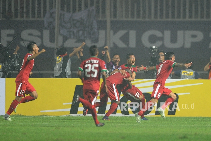  Pemain timnas Indonesia melakukan selebrasi seusai menjebol gawang timnas Thailand dalam laga final leg pertama piala AFF 2016 di Stadion Pakansari, Cibinong, Jawa Barat, Rabu (14/12). 