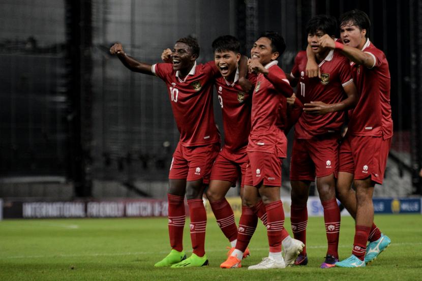 Pemain Timnas Indonesia melakukan selebrasi usai berhasil memasukan bola ke gawang Timnas Fiji dalam laga Ujicoba International Friendly Match U20 di Stadion Utama Gelora Bung Karno (SUGBK), Jakarta.