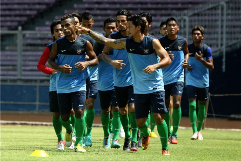 Pemain Timnas Indonesia melakukan sesi latihan di Stadion Utama Gelora Bung Karno (GBK), Jakarta, Jumat (15/3). 