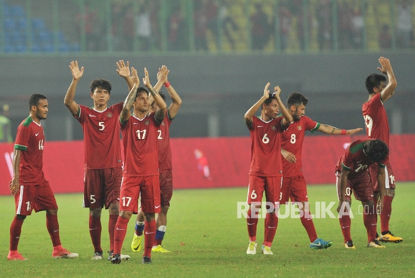 Pemain timnas Indonesia memberikan salam kepada suporter seusai laga uji coba melawan Kamboja di Stadion Patriot Chandrabhaga, Bekasi, Rabu (4/10).