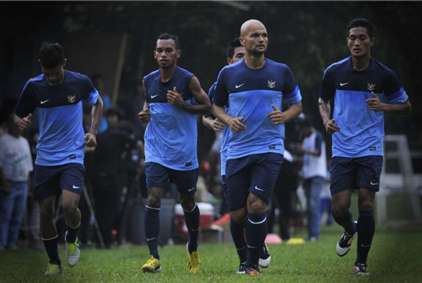 Pemain timnas Indonesia menggelar latihan untuk persiapan timnas menghadapi pertandingan penyisihan Pra Piala Asia melawan Arab Saudi di Lapangan PSSI, Jakarta, Jumat (15/3). 