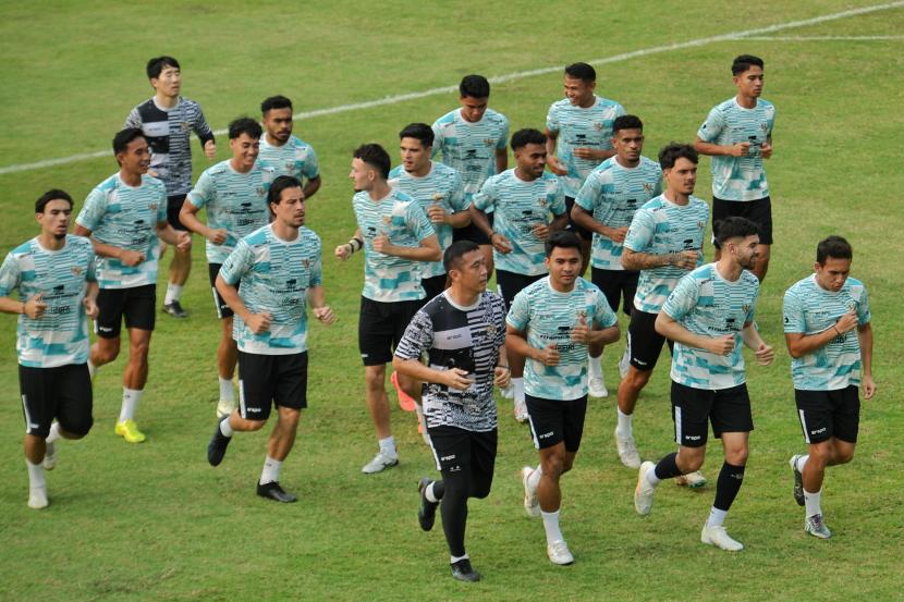 Pemain Timnas Indonesia menjalani sesi latihan di Lapangan B Kompleks Stadion Utama Gelora Bung Karno (SUGBK), Jakarta, Selasa (28/5/2024). 