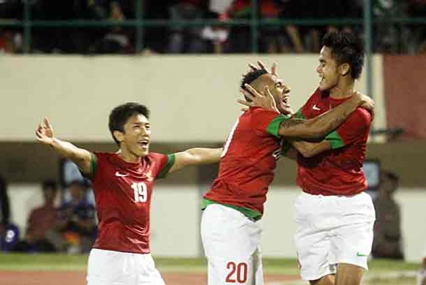 Pemain Timnas Indonesia merayakan gol yang dicetak M Roby (kanan) sat menghadapi Filipina, dalam partai persahabatan di Stadion Manahan, Solo, Jateng, Rabu (14/8). 