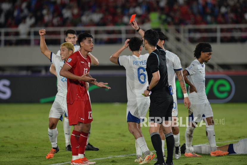 Pemain Timnas Indonesia Muhammad Ferarri mendapat kartu merah saat melawan Filipina pada pertandingan Grup B Piala AFF di Stadion Manahan, Solo, Sabtu (21/12/2024).