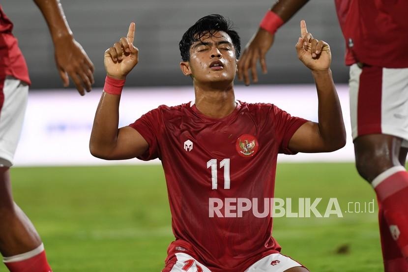 Pemain Timnas Indonesia Pratama Arhan berselebrasi bersama rekannya setelah berhasil mencetak gol ke gawang Timnas Timor Leste dalam pertandingan sepak bola Leg 1 FIFA Matchday di Stadion I Wayan Dipta, Gianyar, Bali, Kamis (27/1/2022). Indonesia menang atas Timor Leste dengan skor 4-1.