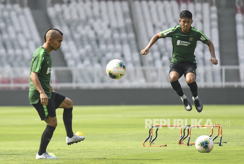 Pemain Timnas Indonesia Putu Gede Juni Antara (kanan) dan Riko Simanjuntak (kiri) mengikuti pemusatan latihan di Stadion Utama Gelora Bung Karno, Senayan, Jakarta, Rabu (2/10/2019). 