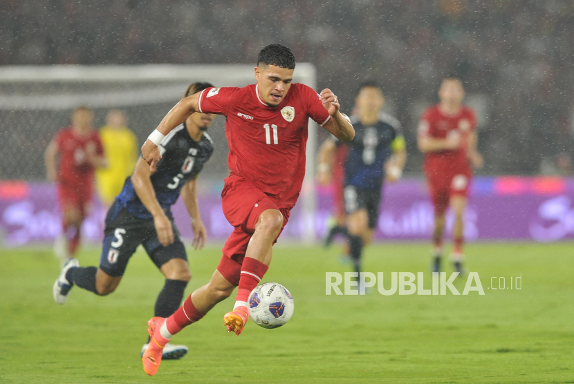 Pemain timnas Indonesia Ragnar Oeratmangoen berebut bola dengan pemain timnas Jepang saat bertanding pada babak ketiga Kualifikasi Piala Dunia 2026 Grup C di Stadion Utama Gelora Bung Karno (SUGBK), Jakarta, Jumat (15/11/2024).