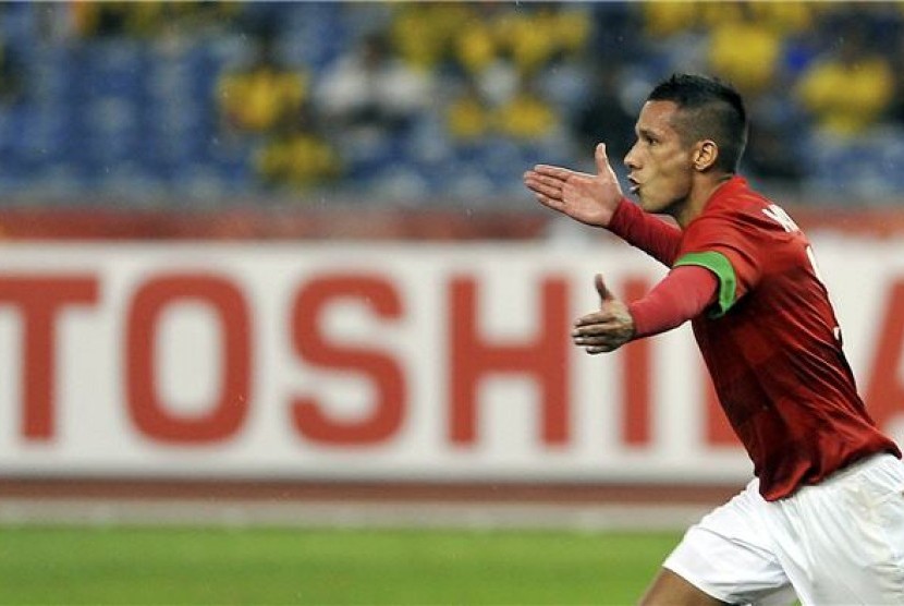 Pemain timnas Indonesia, Raphael Maitimo, meluapkan kegembiraannya usai mencetak gol ke gawang Laos pada pertandingan penyisihan grup B Piala AFF 2012 di stadion Bukit Jalil, Kuala Lumpur, Malaysia, Minggu (25/11). 