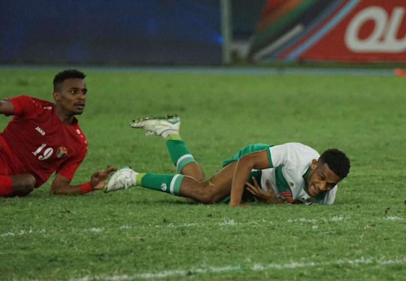 Pemain timnas Indonesia Ricky Kambuaya (kanan) terjatuh dalam perebutan bola dengan pemain Yordania dalam laga Grup A Kualifikasi piala Asia 2023.