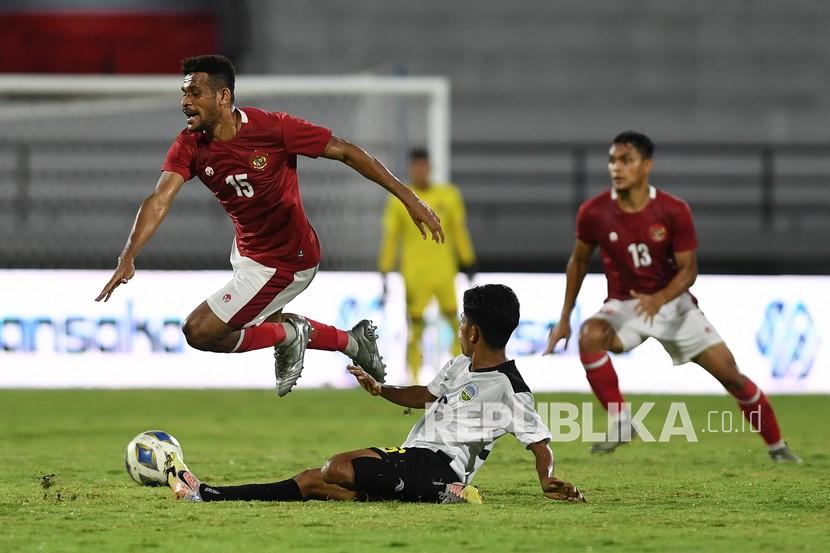 Pemain timnas Indonesia Ricky Kambuaya (kiri) diadang oleh pemain timnas Timor Leste Jhon Frith (bawah) dalam pertandingan sepak bola Leg 1 FIFA Matchday di Stadion I Wayan Dipta, Gianyar Bali, Kamis (27/1/2022). Indonesia menang atas Timor Leste dengan skor 4-1.