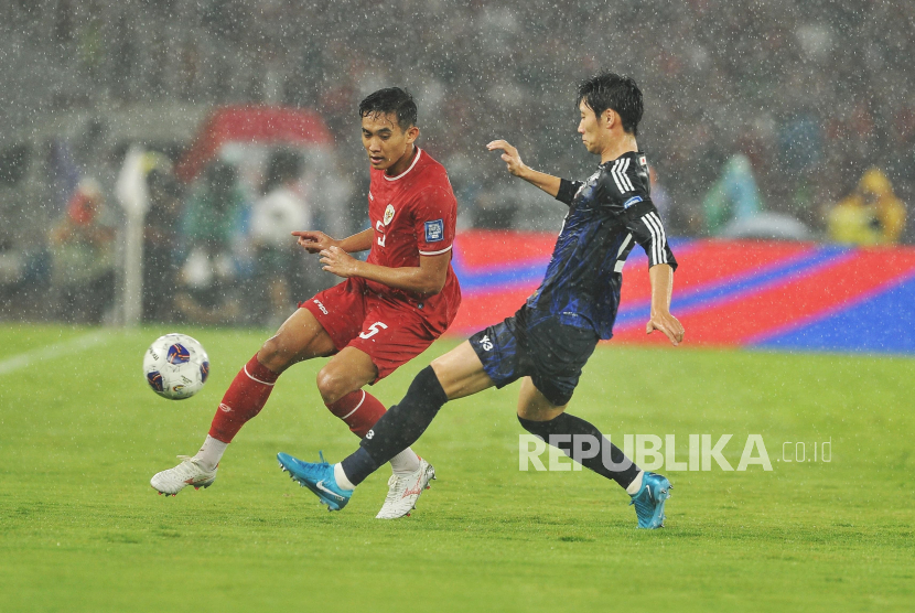 Pemain timnas Indonesia Rizky Ridho berebut bola dengan pemain timnas Jepang saat bertanding pada babak ketiga Kualifikasi Piala Dunia 2026 Grup C di Stadion Utama Gelora Bung Karno (SUGBK), Jakarta, Jumat (15/11/2024).