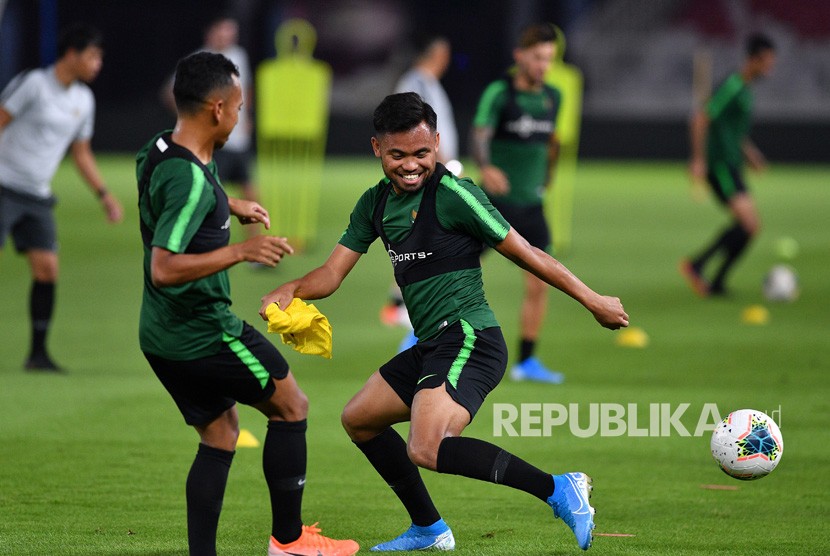 Pemain Timnas Indonesia Saddil Ramdani (kanan) berebut bola dengan pemaian Timnas Irfan Jaya saat berlatih di Stadion Utama Gelora Bung Karno, Jakarta, Ahad (1/9/2019). 