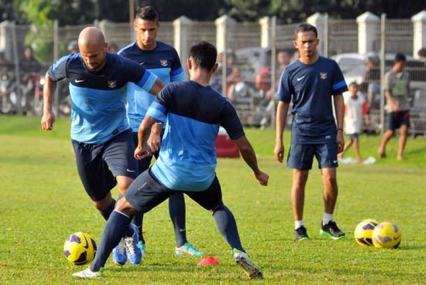  Pemain timnas Indonesia Serginho Van Dijk (kiri) saat mengikuti pemusatan latihan di lapangan C,Senayan,Jakarta, Selasa (4/6).