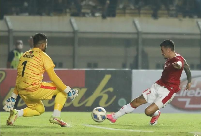 Pemain timnas Indonesia Stefano Lilipaly berusaha mencetak gol ke gawang Bangladesh.