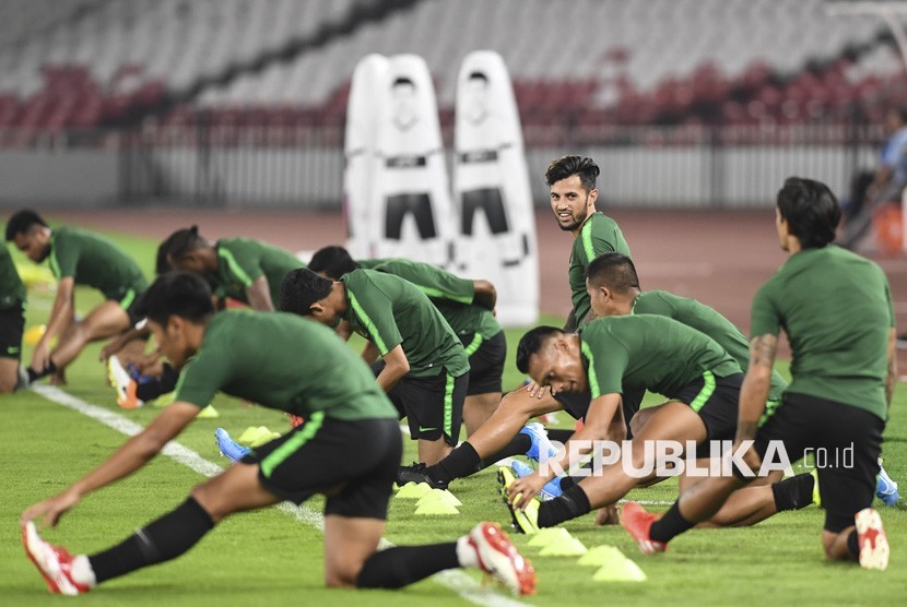 Pemain timnas Indonesia Stefano Lilipaly (keempat kanan) bersama rekan setimnya mengikuti sesi latihan resmi di Stadion Utama Gelora Bung Karno, Senayan, Jakarta, Rabu (4/9/2019).