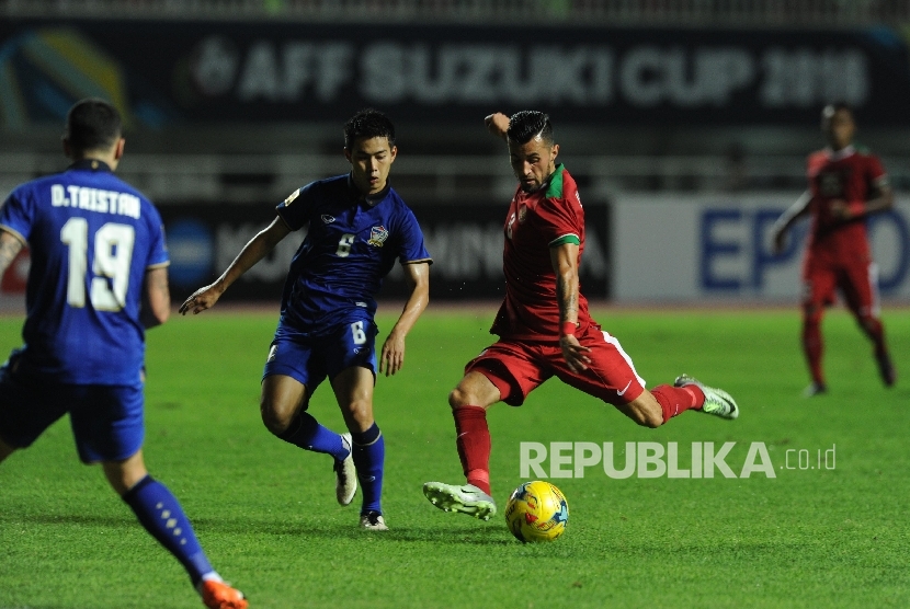   Pemain timnas Indonesia Stefano Lilipaly melepaskan tembakan melewati hadangan pemain timnas Thailand dalam laga final leg pertama piala AFF 2016 di Stadion Pakansari, Cibinong, Jawa Barat, Rabu (14/12). 