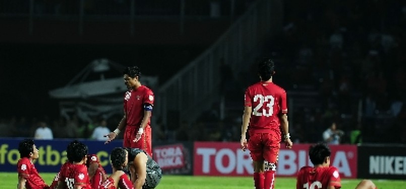 Pemain Timnas Indonesia, terdiam saat wasit menghentikan pertandingan akibat suasana yang tidak kondusif pada laga kedua putaran III kualifikasi Piala Dunia 2014 Zona Asia di Stadion Gelora Bung Karno, Senayan, Jakarta, Selasa (6/9). 