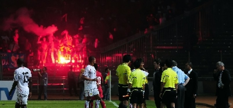 Pemain Timnas Indonesia, terdiam saat wasit menghentikan pertandingan akibat suasana yang tidak kondusif pada laga kedua putaran III kualifikasi Piala Dunia 2014 Zona Asia di Stadion Gelora Bung Karno, Senayan, Jakarta, Selasa (6/9).