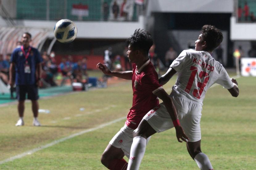 Pemain Timnas Indonesia U-16 Arkhan Kaka Putra Purwanto (kiri) berebut bola dengan pemain Timnas Myanmar U-16 Khon Cho Hto (kedua kiri) saat laga AFF U-16 2022 di Stadion Maguwoharjo, Depok, Sleman, D.I Yogyakarta, Rabu (10/8/2022). 