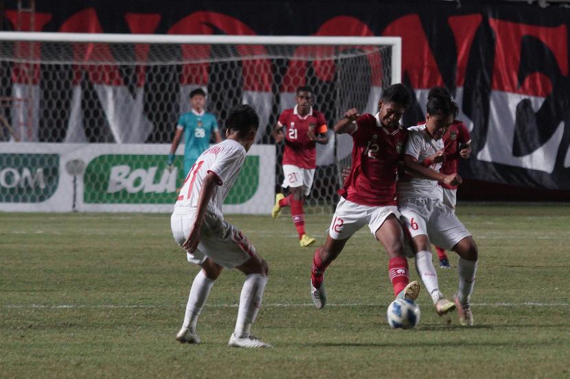 Pemain Timnas Indonesia U-16 Narendra Tegar Islami (kedua kanan) berebut bola dengan pemain Timnas Vietnam U-16 Nguyen Cong Phuong (kanan) pada laga AFF U-16 2022 di Stadion Maguwoharjo, Depok, Sleman, D.I Yogyakarta, Sabtu (6/7/2022).