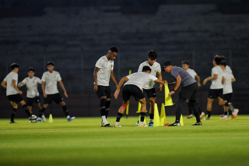 Pemain Timnas Indonesia U-17 saat sesi latihan sebelum berlaga pada babak penyisihan Grup A.