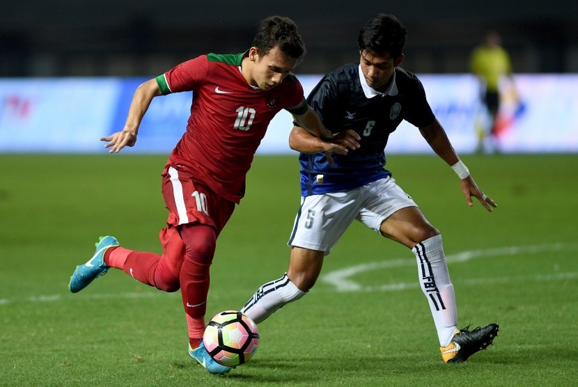 Pemain Timnas Indonesia U-19 Egy Maulana Vikri (kiri) menggiring bola dibayangi pemain Timnas Kamboja U-19 Chhoeung Visinu dalam pertandingan persahabatan di Stadion Patriot Candrabhaga, Bekasi, Jawa Barat, Rabu (4/10).