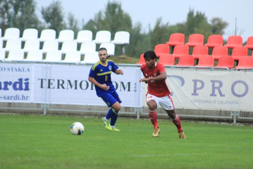 Pemain timnas Indonesia U-19 Irfan Jauhari (kanan) menggiring bola saat melawan Bosnia Herzegovina.