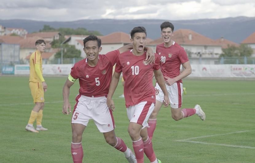 Pemain timnas Indonesia U-19 Jack Brown (kedua kanan).
