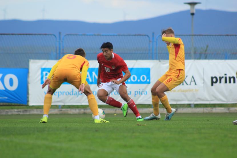 Pemain timnas Indonesia U-19 Jack Brown (tengah) diapit dua pemain Makedonia Utara dalam laga uji coba.