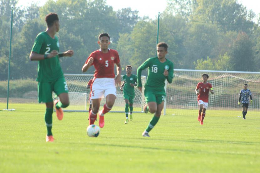 Pemain timnas Indonesia U-19 Rizky Ridho Ramadhani (kedua kiri) membawa bola saat menghadapi Arabu Saudi U-19.