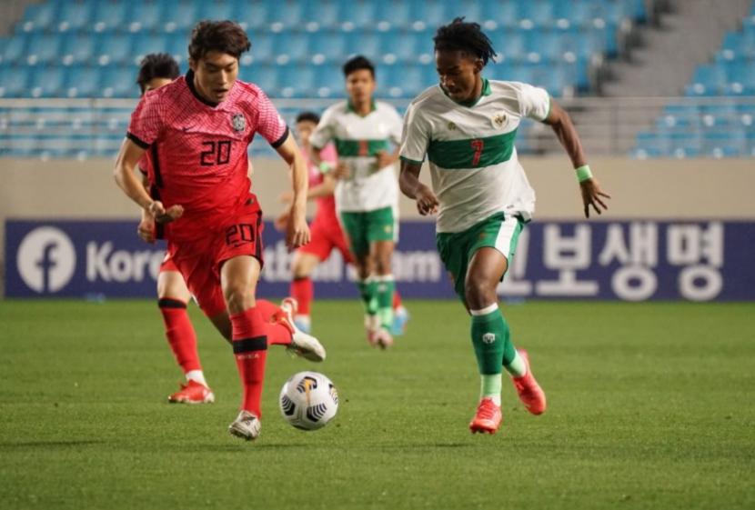 Pemain timnas Indonesia U-19 Ronaldo Kwateh menggiring bola dijaga pemain Korea Selatan dalam laga uji coba di Daegu, Korsel, Selasa (29/3/2022).